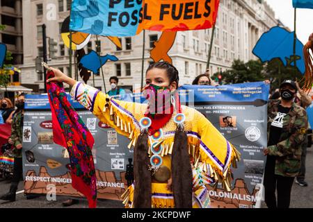 Indianische Aktivisten protestieren im Weißen Haus gegen die fortgesetzte Nutzung fossiler Brennstoffe am Tag der indigenen Völker, dem ersten Tag einer Woche von Aktionen, die von Menschen gegen fossile Brennstoffe veranstaltet werden. Die Demonstranten haben zwei große Forderungen der Biden-Regierung: Die Genehmigung von Projekten für die Infrastruktur fossiler Brennstoffe einzustellen und eine Transformation erneuerbarer Energien voranzutreiben. (Foto von Allison Bailey/NurPhoto) Stockfoto