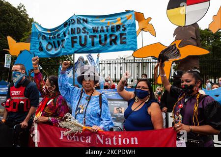 Indianische Aktivisten protestieren im Weißen Haus gegen die fortgesetzte Nutzung fossiler Brennstoffe am Tag der indigenen Völker, dem ersten Tag einer Woche von Aktionen, die von Menschen gegen fossile Brennstoffe veranstaltet werden. Die Demonstranten haben zwei große Forderungen der Biden-Regierung: Die Genehmigung von Projekten für die Infrastruktur fossiler Brennstoffe einzustellen und eine Transformation erneuerbarer Energien voranzutreiben. (Foto von Allison Bailey/NurPhoto) Stockfoto