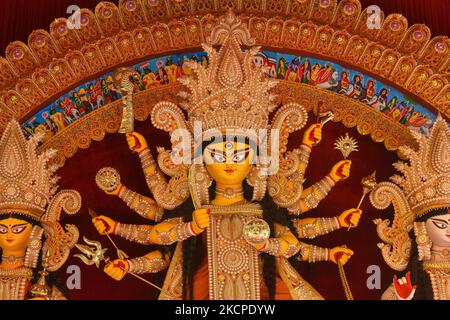 Ein Idol von Durga, das während des Durga Puja Festivals in Kalkutta, Indien, am 11. Oktober 2021 gesehen wurde. (Foto von Debarchan Chatterjee/NurPhoto) Stockfoto