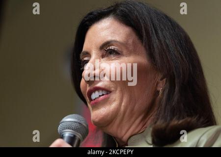 New York, New York, USA. 4.. November 2022. Gouverneur Kathy Hochul spricht bei einer Wahlkampfveranstaltung mit dem Kongressabgeordneten Adriano Espaillat im Fort George Community Enrichment Center auf Washington Heights (Bildquelle: © Lev Radin/Pacific Press via ZUMA Press Wire) Bildquelle: ZUMA Press, Inc./Alamy Live News Stockfoto