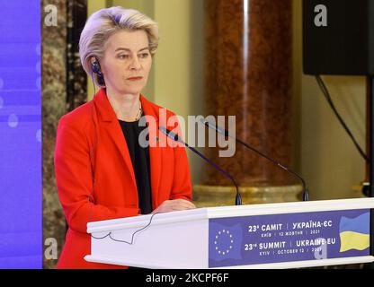 Ursula von der Leyen, Präsidentin der Europäischen Kommission, hält eine Rede nach dem Gipfeltreffen in Kiew, Ukraine, am 12. Oktober 2021. Der Gipfel Ukraine-Europäische Union 23. in Kiew am 12. Oktober in Anwesenheit des ukrainischen Präsidenten Wolodymyr Zelenskyy, Der Präsident des Europäischen Rates, Charles Michel, und die Präsidentin der Europäischen Kommission, Ursula von der Leyen. (Foto von Sergii Chartschenko/NurPhoto) Stockfoto