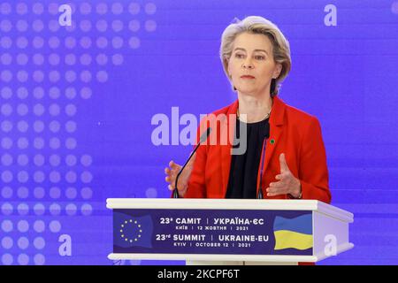 Ursula von der Leyen, Präsidentin der Europäischen Kommission, hält eine Rede nach dem Gipfeltreffen in Kiew, Ukraine, am 12. Oktober 2021. Der Gipfel Ukraine-Europäische Union 23. in Kiew am 12. Oktober in Anwesenheit des ukrainischen Präsidenten Wolodymyr Zelenskyy, Der Präsident des Europäischen Rates, Charles Michel, und die Präsidentin der Europäischen Kommission, Ursula von der Leyen. (Foto von Sergii Chartschenko/NurPhoto) Stockfoto