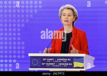 Ursula von der Leyen, Präsidentin der Europäischen Kommission, hält eine Rede nach dem Gipfeltreffen in Kiew, Ukraine, am 12. Oktober 2021. Der Gipfel Ukraine-Europäische Union 23. in Kiew am 12. Oktober in Anwesenheit des ukrainischen Präsidenten Wolodymyr Zelenskyy, Der Präsident des Europäischen Rates, Charles Michel, und die Präsidentin der Europäischen Kommission, Ursula von der Leyen. (Foto von Sergii Chartschenko/NurPhoto) Stockfoto