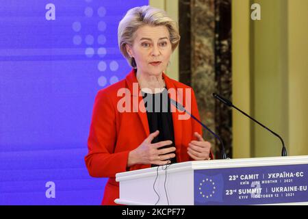 Ursula von der Leyen, Präsidentin der Europäischen Kommission, hält eine Rede nach dem Gipfeltreffen in Kiew, Ukraine, am 12. Oktober 2021. Der Gipfel Ukraine-Europäische Union 23. in Kiew am 12. Oktober in Anwesenheit des ukrainischen Präsidenten Wolodymyr Zelenskyy, Der Präsident des Europäischen Rates, Charles Michel, und die Präsidentin der Europäischen Kommission, Ursula von der Leyen. (Foto von Sergii Chartschenko/NurPhoto) Stockfoto
