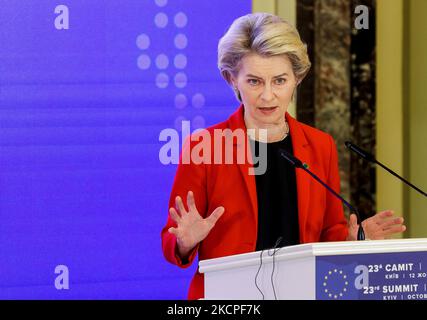 Ursula von der Leyen, Präsidentin der Europäischen Kommission, hält eine Rede nach dem Gipfeltreffen in Kiew, Ukraine, am 12. Oktober 2021. Der Gipfel Ukraine-Europäische Union 23. in Kiew am 12. Oktober in Anwesenheit des ukrainischen Präsidenten Wolodymyr Zelenskyy, Der Präsident des Europäischen Rates, Charles Michel, und die Präsidentin der Europäischen Kommission, Ursula von der Leyen. (Foto von Sergii Chartschenko/NurPhoto) Stockfoto