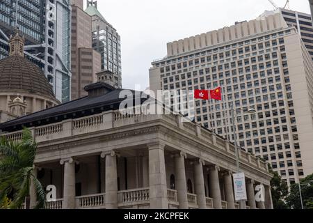 Die Flagge der Volksrepublik China und die SAR-Flagge Hongkongs fliegen am 12. Oktober 2021 über dem Berufungsgericht in Hongkong, China. (Foto von Simon Jankowski/NurPhoto) Stockfoto