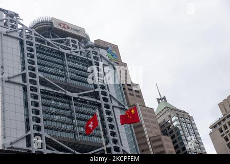 HSBC-Hauptsitz und Hauptsitz der Standard Chartered Bank im Central District mit der Flagge der Volksrepublik China und der SAR-Flagge von Hongkong im Vordergrund, in Hongkong, China, am 12. Oktober 2021. (Foto von Simon Jankowski/NurPhoto) Stockfoto