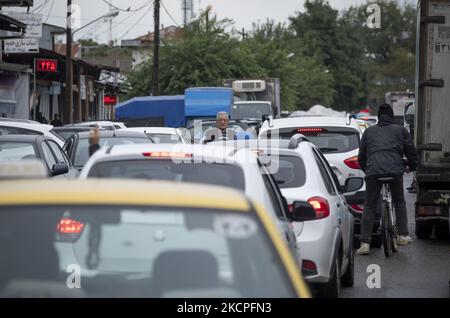 Ein Iraner, der keine Schutzmaske trägt, öffnet sich durch die Fahrzeuge, während er eine Straße neben einem lokalen Basar entlang geht, der sich an einem Flussufer in der Hafenstadt Anzali befindet 366 km (227 Meilen) nördlich von Teheran, inmitten des Ausbruchs der neuen Coronavirus-Krankheit (COVID-19) im Iran, 9. Oktober 2021. Die Stadt Anzali befindet sich aufgrund der fünften Welle des COVID-19-Ausbruchs im Iran immer noch in einer roten Markierung. (Foto von Morteza Nikoubazl/NurPhoto) Stockfoto