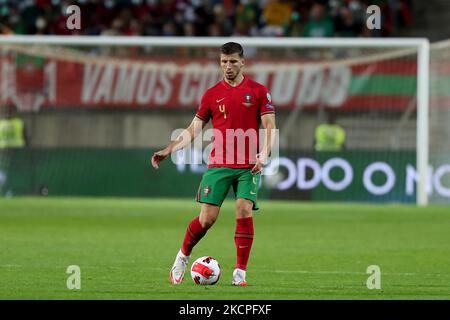 Portugals Verteidiger Ruben Dias in Aktion während der FIFA Fußball-Weltmeisterschaft Katar 2022 Qualifikationsgruppe Ein Fußballspiel zwischen Portugal und Luxemburg, am 12. Oktober 2021 im Algarve-Stadion in Faro, Portugal. (Foto von Pedro FiÃºza/NurPhoto) Stockfoto