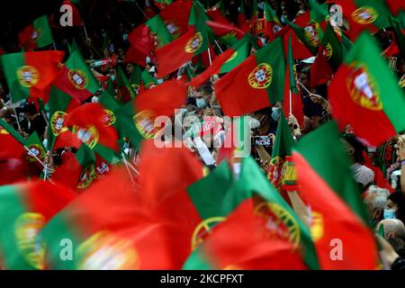 Portugals Anhänger winken am 12. Oktober 2021 im Stadion der Algarve in Faro, Portugal, während der FIFA Fußball-Weltmeisterschaft Qatar 2022 Qualifikationsgruppe A, die zwischen Portugal und Luxemburg ausgetragen wurde, Flaggen. (Foto von Pedro FiÃºza/NurPhoto) Stockfoto