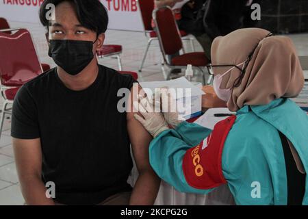 Am 13. Oktober 2021 verabreicht ein Gesundheitsmitarbeiter in Bandung, West-Java, Indonesien, eine Dosis des Impfstoffs Sinovac Covid-19. Der Gesundheitsminister der Republik Indonesien, Budi Gunadi Sadikin, sagte, dass Indonesiens Anzahl der Covid-19-Impfungen weltweit auf Platz 5. lag. Derzeit gibt es in Indonesien 94 Millionen Menschen, die die erste Dosis eines Impfstoffs erhalten haben. Die indonesische Regierung verfolgt weiterhin das Ziel, bis Ende 2021 70 Prozent der Indonesier geimpft zu haben. (Foto von Algi Febri Sugita/NurPhoto) Stockfoto