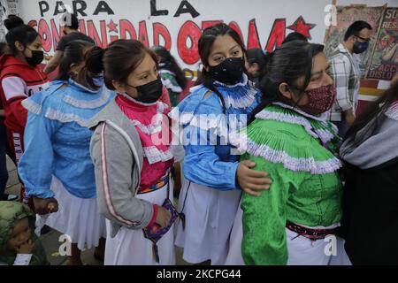 Frauen aus der Gemeinde Otomí, die seit einem Jahr das Gebäude des Nationalen Instituts für indigene Völker in Coyoacán, Mexiko-Stadt, besetzt haben, stellen sich während eines Gesprächs und der Umbenennung dieses Ortes in das Haus der indigenen Völker und Gemeinschaften vor, um Wasser und Nahrung zu erhalten (Yä nghü yä jhöy) von Samir Flores Soberanes anlässlich des 25.. Jahrestages der Geburt des Nationalen Indigenen Kongresses und des 529. Jahrestages des indigenen Widerstands gegen die Ankunft der Europäer in Amerika. (Foto von Gerardo Vieyra/NurPhoto) Stockfoto