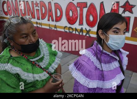 Frauen aus der Gemeinde Otomí, die seit einem Jahr das Gebäude des Nationalen Instituts für indigene Völker in Coyoacán, Mexiko-Stadt, besetzt haben, stellen sich während eines Gesprächs und der Umbenennung dieses Ortes in das Haus der indigenen Völker und Gemeinschaften vor, um Wasser und Nahrung zu erhalten (Yä nghü yä jhöy) von Samir Flores Soberanes anlässlich des 25.. Jahrestages der Geburt des Nationalen Indigenen Kongresses und des 529. Jahrestages des indigenen Widerstands gegen die Ankunft der Europäer in Amerika. (Foto von Gerardo Vieyra/NurPhoto) Stockfoto