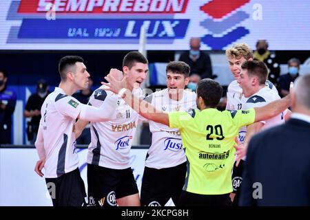 Luca Spirito Asparuhov Asparuh Uros Nikolic (Verona Volley) während der Volleyball Italienischen Serie A Männer Superliga Meisterschaft ITAS Trentino vs Volley Verona am 12. Oktober 2021 in der BLM Group Arena in Trient, Italien (Foto by Lorena Bonapace/LiveMedia/NurPhoto) Stockfoto