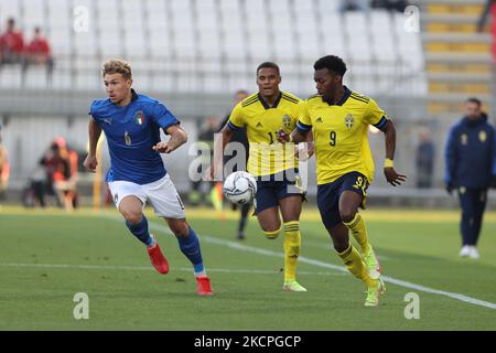 Anthony Elanga von U21 Schweden und Matteo Lovato von U21 Italien in Aktion während des UEFA-Fußballspiels der U-21-Fußball-Europameisterschaft zwischen Italien U21 und Schweden U21 im U-Power Stadium, Monza, Italien, am 12. Oktober 2021 (Foto von Fabrizio Carabelli/LiveMedia/NurPhoto) Stockfoto