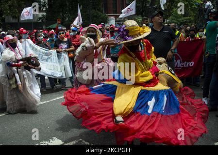 Die Menschen nehmen am 12. Oktober 2021 in Caracas an einem marsch zum Gedenken an den Tag des indigenen Widerstands Teil. (Foto von Jonathan Lanza/NurPhoto) Stockfoto