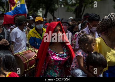 Die Menschen nehmen am 12. Oktober 2021 in Caracas an einem marsch zum Gedenken an den Tag des indigenen Widerstands Teil. (Foto von Jonathan Lanza/NurPhoto) Stockfoto
