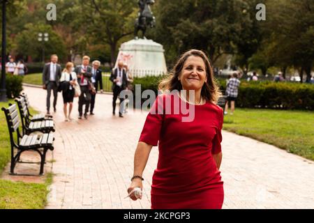 Die kanadische Finanzministerin Chrystia Freeland schmunkelt, als sie während eines Protestes indigener Führer gegen Enbridge und die Line 3-Pipeline vor einer Pressekonferenz im Weißen Haus flüchtet. Sie ging sofort, als sie nach dem Protest und Enbridge gefragt wurde. Indianische Aktivisten die fortgesetzte Nutzung fossiler Brennstoffe im Allgemeinen und Linie 3 speziell. (Foto von Allison Bailey/NurPhoto) Stockfoto