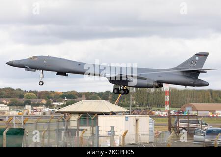 Ein US Air Force B1 Bomber landet am Samstag, den 11.. September 2021, bei RAF Fairford in Gloucestershire, England. (Foto von Robert Smith/MI News/NurPhoto) Stockfoto