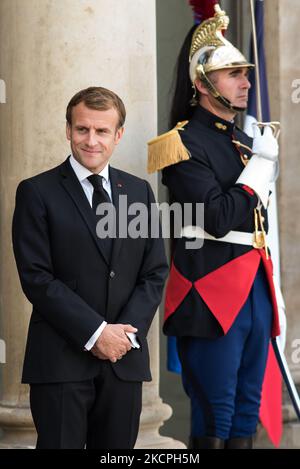 Der französische Präsident Emmanuel Macron wartet im Elysee-Palast auf die Ankunft des Präsidenten der Republik Tadschikistan Emomali Rahmon in Paris am 13. Oktober 2021. (Foto von Andrea Savorani Neri/NurPhoto) Stockfoto