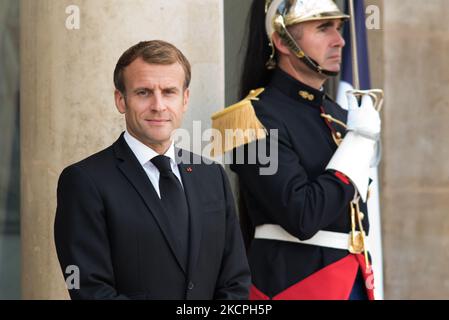 Der französische Präsident Emmanuel Macron wartet im Elysee-Palast auf die Ankunft des Präsidenten der Republik Tadschikistan Emomali Rahmon in Paris am 13. Oktober 2021. (Foto von Andrea Savorani Neri/NurPhoto) Stockfoto