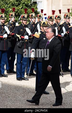 Der Präsident von Tadschikistan geht während des Gipfeltreffens mit dem Präsidenten der Republik Emmanuel Macron am 13. Oktober 2021 in Paris durch das Elysee-Gericht. (Foto von Andrea Savorani Neri/NurPhoto) Stockfoto