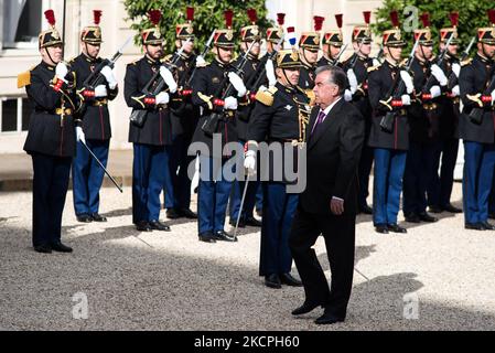 Der Präsident von Tadschikistan geht während des Gipfeltreffens mit dem Präsidenten der Republik Emmanuel Macron am 13. Oktober 2021 in Paris durch das Elysee-Gericht. (Foto von Andrea Savorani Neri/NurPhoto) Stockfoto