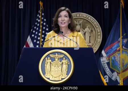 Die Gouverneurin Kathy Hochul ermutigt Menschen, sich am 13. Oktober 2021 in New York City, USA, gegen Covid-19 und Grippe impfen zu lassen. Der Gouverneur stellte fest, dass dies der Beginn der Grippesaison ist und dass es wichtig ist, dass jeder gegen Covid-19 und Grippe geimpft wird: Beide Impfstoffe können gleichzeitig verabreicht werden. Zudem betonte Hochul, wie wichtig es sei, trotz geringerer Infektionsraten eine Schutzmaske zu tragen. Der Gouverneur sagte auch, dass zusätzliche Teststandorte und ein Plan zur Aufklärung in den Bereichen des STA umgesetzt werden würden Stockfoto