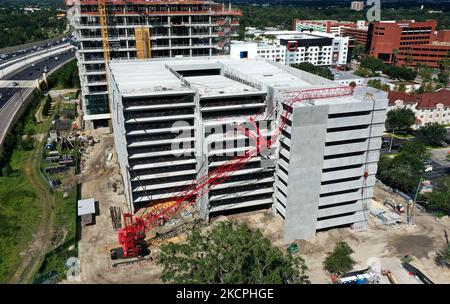 13. Oktober 2021 - Orlando, Florida, USA - Ein Kran wird gesehen, nachdem er am 12. Oktober 2021 in Orlando, Florida, in ein Parkhaus im Bau auf dem AdventHealth Orlando Campus abgestürzt ist. Bei dem Unfall wurden zwei Personen verletzt, einer von ihnen wurde mit traumatischen Verletzungen in ein Krankenhaus gebracht. Die Ursache des Missgeschips wird derzeit untersucht. (Foto von Paul Hennessy/NurPhoto) Stockfoto