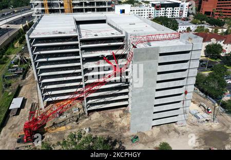 13. Oktober 2021 - Orlando, Florida, USA - Ein Kran wird gesehen, nachdem er am 12. Oktober 2021 in Orlando, Florida, in ein Parkhaus im Bau auf dem AdventHealth Orlando Campus abgestürzt ist. Bei dem Unfall wurden zwei Personen verletzt, einer von ihnen wurde mit traumatischen Verletzungen in ein Krankenhaus gebracht. Die Ursache des Missgeschips wird derzeit untersucht. (Foto von Paul Hennessy/NurPhoto) Stockfoto