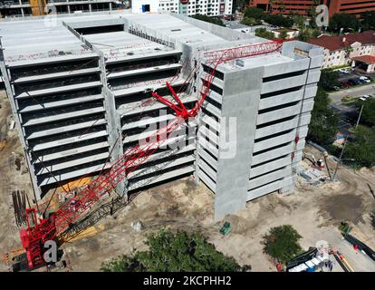 13. Oktober 2021 - Orlando, Florida, USA - Ein Kran wird gesehen, nachdem er am 12. Oktober 2021 in Orlando, Florida, in ein Parkhaus im Bau auf dem AdventHealth Orlando Campus abgestürzt ist. Bei dem Unfall wurden zwei Personen verletzt, einer von ihnen wurde mit traumatischen Verletzungen in ein Krankenhaus gebracht. Die Ursache des Missgeschips wird derzeit untersucht. (Foto von Paul Hennessy/NurPhoto) Stockfoto