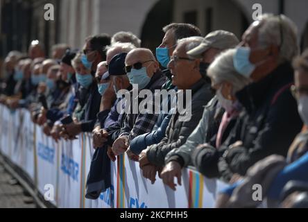 Die Besucher tragen Gesichtsmasken, die am Start der neuen Ausgabe des Giro del Veneto, des italienischen Klassikradrennens von Cittadella nach Padua 168,8km in der Region Venetien, zu sehen sind. Am Mittwoch, den 13. Oktober 2021, in Padua, Venetien, Italien. (Foto von Artur Widak/NurPhoto) Stockfoto