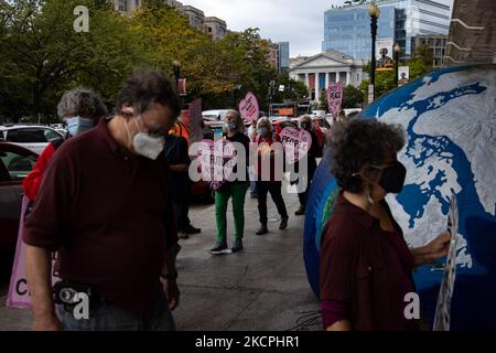 Umweltaktivisten versammeln sich am 13. Oktober 2021 vor dem Mount Vernon Square Convention Center in Washington, D.C. während der Jahrestagung der Association of the United States Army. Die Aktion ist Teil einer Woche von Protesten, diese Proteste fordern Budgetkürzungen an das Finanzjahr, um den Verbrauch fossiler Brennstoffe zu reduzieren. (Foto von Bryan Olin Dozier/NurPhoto) Stockfoto