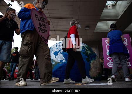 Umweltaktivisten versammeln sich am 13. Oktober 2021 vor dem Mount Vernon Square Convention Center in Washington, D.C. während der Jahrestagung der Association of the United States Army. Die Aktion ist Teil einer Woche von Protesten, diese Proteste fordern Budgetkürzungen an das Finanzjahr, um den Verbrauch fossiler Brennstoffe zu reduzieren. (Foto von Bryan Olin Dozier/NurPhoto) Stockfoto