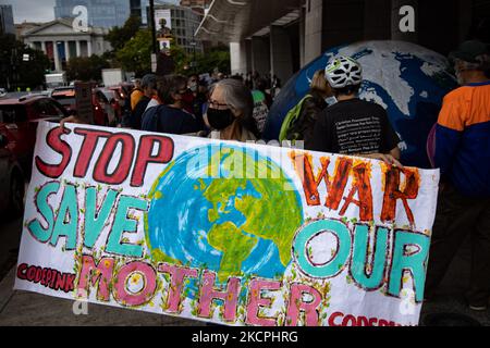 Umweltaktivisten versammeln sich am 13. Oktober 2021 vor dem Mount Vernon Square Convention Center in Washington, D.C. während der Jahrestagung der Association of the United States Army. Die Aktion ist Teil einer Woche von Protesten, diese Proteste fordern Budgetkürzungen an das Finanzjahr, um den Verbrauch fossiler Brennstoffe zu reduzieren. (Foto von Bryan Olin Dozier/NurPhoto) Stockfoto