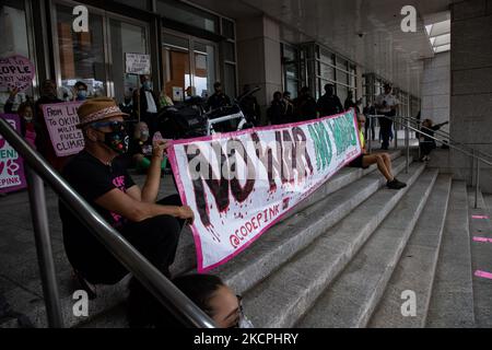 Umweltaktivisten versammeln sich am 13. Oktober 2021 vor dem Mount Vernon Square Convention Center in Washington, D.C. während der Jahrestagung der Association of the United States Army. Die Aktion ist Teil einer Woche von Protesten, diese Proteste fordern Budgetkürzungen an das Finanzjahr, um den Verbrauch fossiler Brennstoffe zu reduzieren. (Foto von Bryan Olin Dozier/NurPhoto) Stockfoto