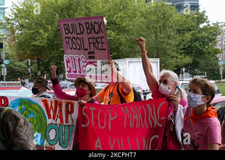 Umweltaktivisten versammeln sich am 13. Oktober 2021 vor dem Mount Vernon Square Convention Center in Washington, D.C. während der Jahrestagung der Association of the United States Army. Die Aktion ist Teil einer Woche von Protesten, diese Proteste fordern Budgetkürzungen an das Finanzjahr, um den Verbrauch fossiler Brennstoffe zu reduzieren. (Foto von Bryan Olin Dozier/NurPhoto) Stockfoto