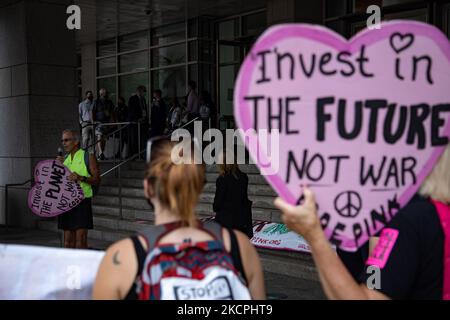 Umweltaktivisten versammeln sich am 13. Oktober 2021 vor dem Mount Vernon Square Convention Center in Washington, D.C. während der Jahrestagung der Association of the United States Army. Die Aktion ist Teil einer Woche von Protesten, diese Proteste fordern Budgetkürzungen an das Finanzjahr, um den Verbrauch fossiler Brennstoffe zu reduzieren. (Foto von Bryan Olin Dozier/NurPhoto) Stockfoto