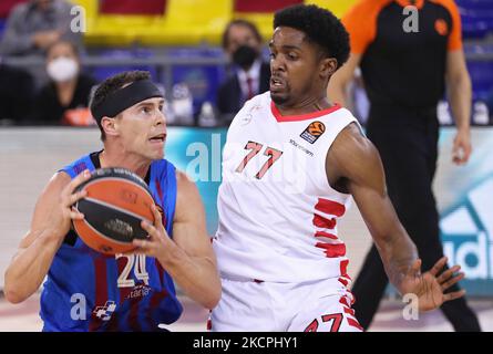 Shaquielle McKissic und Kyle Kuric während des Spiels zwischen dem FC Barcelona und Olympiacos BC, entsprechend der 3. Woche der Euroleague, gespielt im Palau Blaugrana, am 13.. Oktober 2021, in Barcelona, Spanien. -- (Foto von Urbanandsport/NurPhoto) Stockfoto