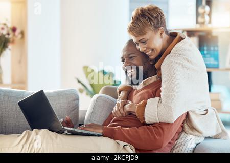 Schwarzes Paar, Laptop und Umarmung zusammen mit Technologie zu Hause, sehen einen Film oder Videoanruf mit 5G Netzwerk. Schwarzer Mann, schwarze Frau und Ausgaben Stockfoto