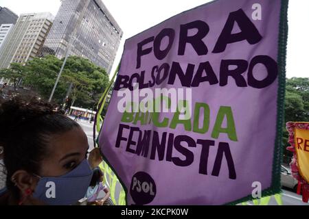 Frauen nehmen an einem Protest gegen Präsident Jair Bolsonaro in Sao Paulo, Brasilien, am 14. Oktober 2021 Teil. (Foto von Cris FAGA/NurPhoto) Stockfoto