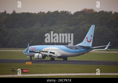 TUI Airlines Belgium Boeing 737-800 Flugzeuge fliegen, landen und Rollen am Flughafen Eindhoven EIN EHeh. Das Flugzeug kam aus Oujda Marokko, hat die Registrierung OO-JAY und den Namen Elegance. TUI fly die ehemalige Jetairfly ist eine belgische Linien- und Charterfluggesellschaft, Tochtergesellschaft der TUI Group, des deutschen multinationalen Reise- und Tourismusunternehmens, des größten Freizeitunternehmens der Welt und der TUI Airlines. Eindhoven, Niederlande am 15. Oktober 2021 (Foto von Nicolas Economou/NurPhoto) Stockfoto