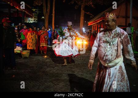 Hindu-Priester führen am 15. Oktober 2021 am zehnten Tag von Dashain in Bhaktapur, Nepal, einen traditionellen rituellen Tanz im Brahmayani-Tempel auf. (Foto von Rojan Shrestha/NurPhoto) Stockfoto