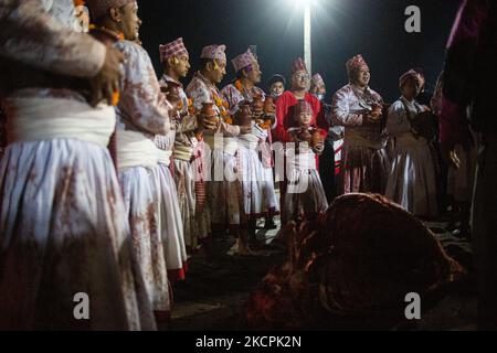 Hindu-Priester führen am 15. Oktober 2021 am zehnten Tag von Dashain in Bhaktapur, Nepal, einen traditionellen rituellen Tanz im Brahmayani-Tempel auf. (Foto von Rojan Shrestha/NurPhoto) Stockfoto