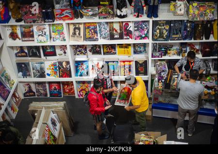 Die Teilnehmer der Messe sehen am ersten Tag des SOFAS (Salon del Ocio y la Fantasia) 2021 eine Comic-Sammlung, eine Messe, die sich an das Geek-Publikum in Kolumbien richtet und am 14. Oktober 2021 in Bogota, Kolumbien, Cosplay-, Gaming-, Superhelden- und Filmfans aus ganz Kolumbien mischt. (Foto von Sebastian Barros/NurPhoto) Stockfoto