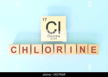 Chlor chemisches Element Symbol mit atomarer Masse und Ordnungszahl in Holzblöcken flache Lay-Zusammensetzung. Chemie und Wissenschaft Konzept. Stockfoto