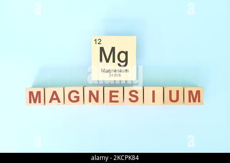 Magnesium chemisches Element Symbol mit atomarer Masse und atomare Zahl in Holzblöcken flache Lay-Zusammensetzung. Chemie und Wissenschaft Konzept. Stockfoto