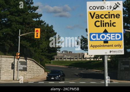 Zeichen, das besagt, dass eine COVID-19-Massenimpfungsklinik während der neuen Coronavirus-Pandemie (COVID-19) am 30. Juli in Mississauga, Ontario, Kanada, geschlossen wurde, 2021. Viele Massenimpfkliniken wurden geschlossen, da sich die Städte nun auf gezieltere Impfstellen und Pop-up-Impfkliniken in Gebieten mit niedrigen Impfraten konzentrieren. (Foto von Creative Touch Imaging Ltd./NurPhoto) Stockfoto