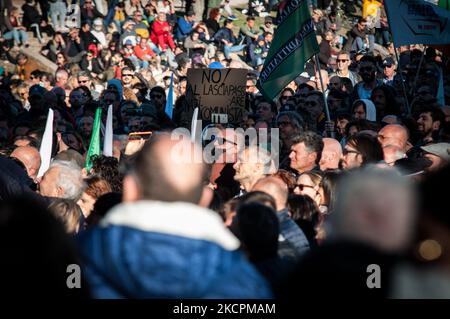 Demonstranten mit Schildern und Fahnen nehmen an einer Demonstration „kein grüner Pass“ im Circo Massimo in Rom, Italien, am 15. Oktober 2021 Teil. . (Foto von Andrea Ronchini/NurPhoto) Stockfoto