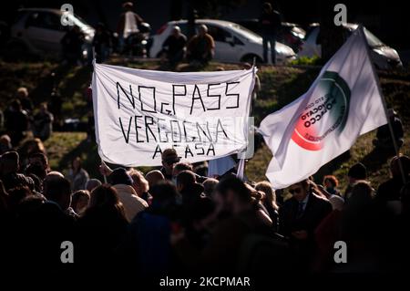 Demonstranten mit Schildern und Fahnen nehmen an einer Demonstration „kein grüner Pass“ im Circo Massimo in Rom, Italien, am 15. Oktober 2021 Teil. . (Foto von Andrea Ronchini/NurPhoto) Stockfoto